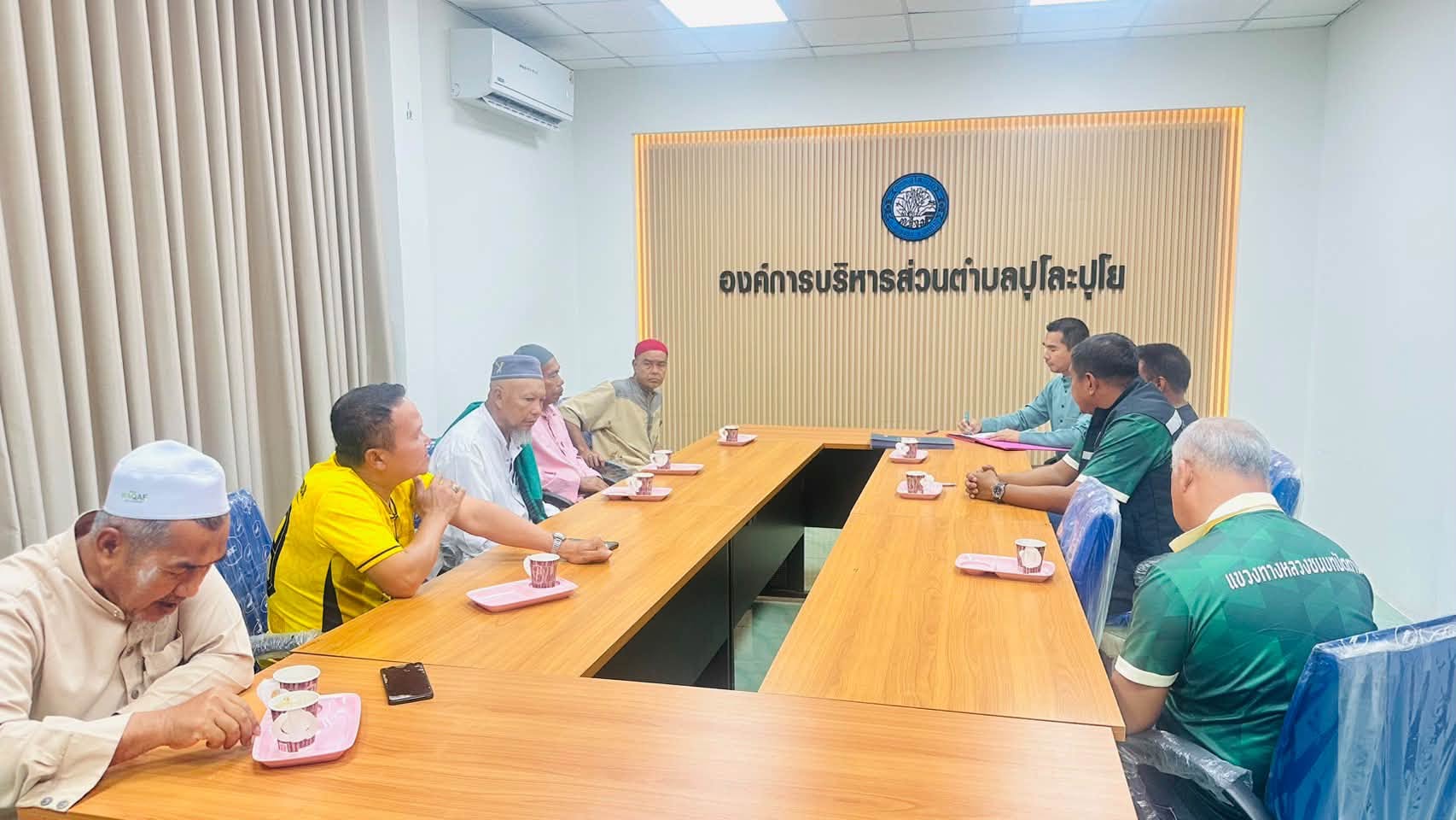ประชุมร่วม เจ้าหน้าที่ทางหลวงชนบท จ.ปัตตานี ,ผญบ.ม.๓ ,ผญบ.ม.๖ , ส.อบต.ม.๖ และประชาชนที่ได้รับความเดือดร้อน
เรื่อง การเพิ่มอุโมงค์ระบายน้ำ ระหว่าง ม.๓ กับ ม.๖