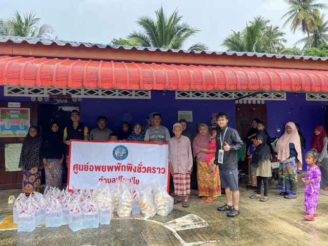 แจกน้ำดื่มพร้อมพบปะผู้อพยพภายในศูนย์อพยพพักพิงชั่วคราว ในตำบลปุโละปุโย