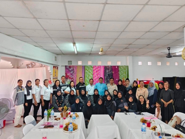 ร่วมต้อนรับคณะกรรมการคัดเลือกคนกองทุนพัฒนาบทบาทสตรีดีเด่นระดับศูนย์การศึกษา